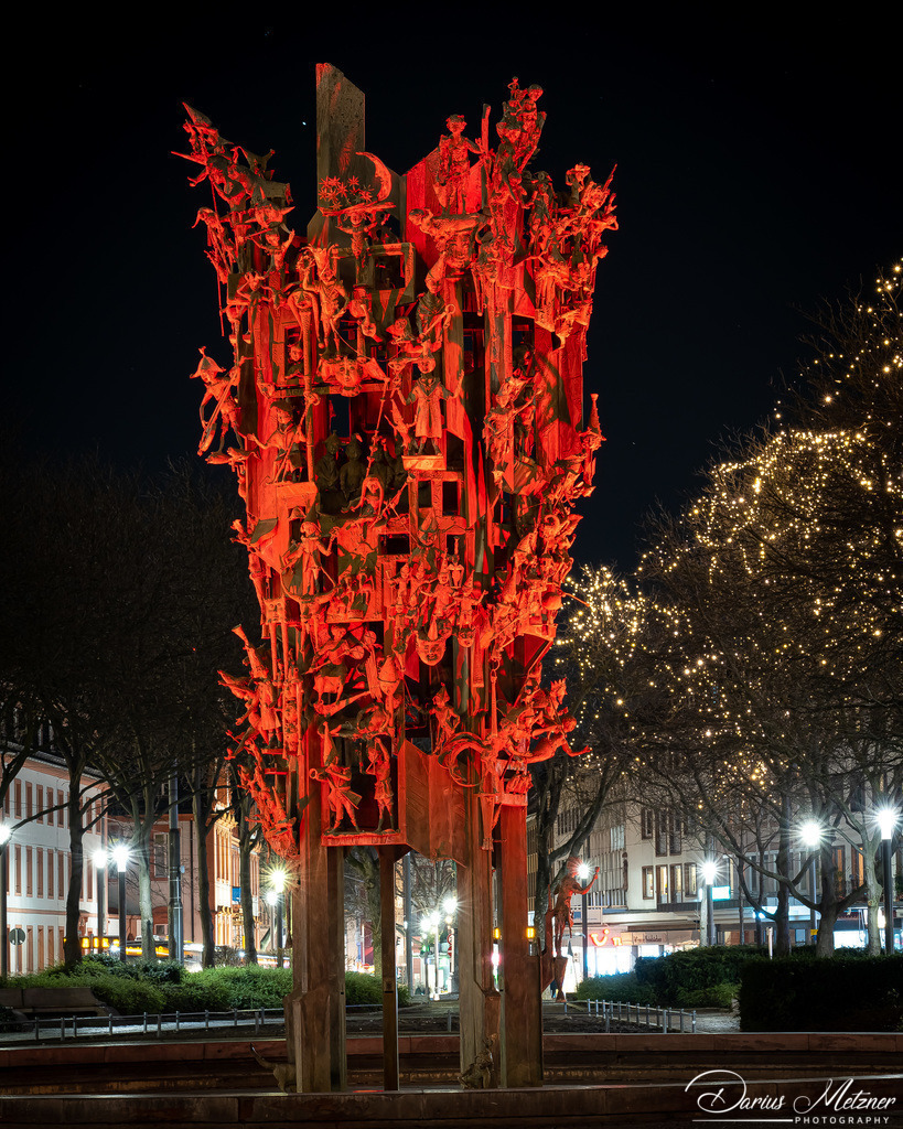 Der Fastnachtsbrunnen in Mainz | Der Fastnachtsbrunnen in Mainz in der Nacht in rot beleuchtet