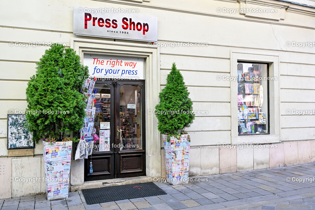 Slowakei_ Bratislavsky kraj_ Bratislava_ 08.10.2024-83 | 08.10.2024, Slowakei, SVK, Bratislavsky kraj, Bratislava, im Bild Bratislava, Stadtansichten, Gebauede, Sehenswurdigkeiten, Tourismus, Touristen, Cafe, Denkmal, Strasse, Donau, Bruecke, Schiff, Burg, Hrad, Ufo, Restaurant, Souvenier, Menschen, Bahnhof, Zug, Hauptstadt