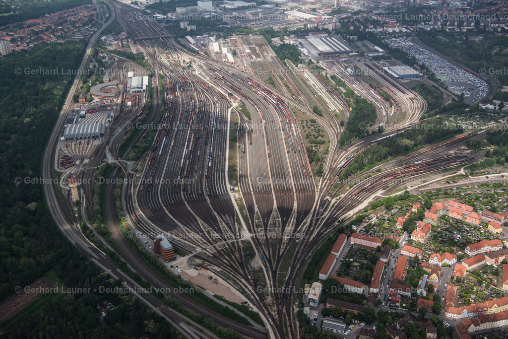 3803038 | NüRNBERG 21.08.2021 Schienen- und Gleisstrecken auf den Abstellgleisen und Rangierstrecken des Rangierbahnhofes und Güterbahnhofes der Deutschen Bahn in Nürnberg im Bundesland Bayern. // Marshalling yard and freight station of the Deutsche Bahn in Nuernberg in the state Bavaria. bahn.de. Foto: Gerhard Launer