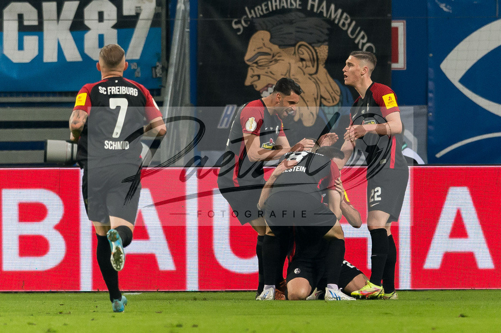 HSVSCF20220419_083 | Fussball, Herren: Nicolas Hoefler (SC Freiburg) Torjubel, jubelt mit seiner Mannschaft nach dem Treffer zum 0:2 beim DFB-Pokal-Halbfinalspiel zwischen Hamburger SV und SC Freiburg im Volksparkstadion am 19.04.2022 in Hamburg, Deutschland.DFB / DFL REGULATIONS PROHIBIT ANY USE OF PHOTOGRAPHS AS IMAGE SEQUENCES AND/OR QUASI-VIDEO. - Realisiert mit Pictrs.com