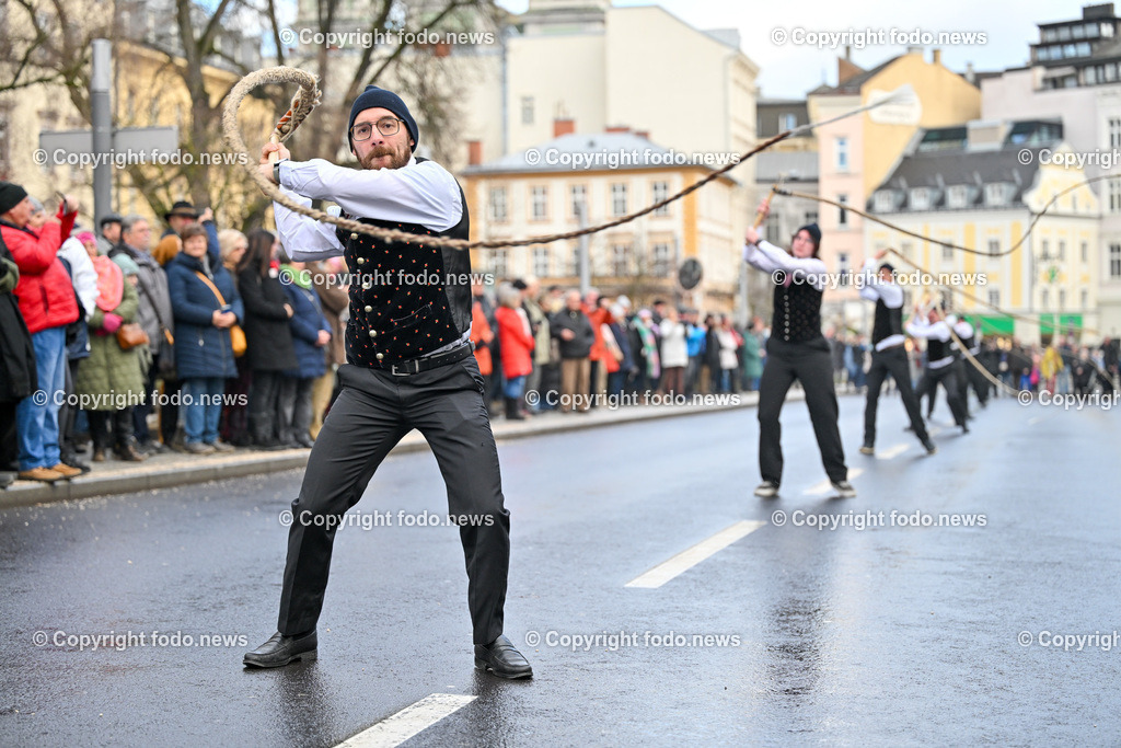 Neujahrschnalzen_ Aperschnalzen 2024_ 01.01.2024-48 | 01.01.2024, Promenade Linz, AUT, Landhaus im Bild Neujahrschnalzen 2024, Turmblaeser, Prangerschuetzen, Tradition, Brauchtum, Blasmusik, Peitschen, Trachtenverein Altstaedter Bauerngmoa, Promenade, Landhaus, Turm, Linz