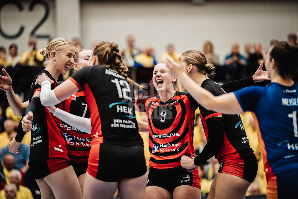Volleyball | Frauen | Saison 2025/2026 | Volleyball Bundesliga | SSC Palmberg Schwerin vs. ETV Hamburger Volksbank Volleys | 18.10.2025 | Jubel beim ETV, links Anna Hartig (#5, ETV Hamburger Volksbank Volleys), in der Mitte Luise Klein (#9, ETV Hamburger Volksbank Volleys)