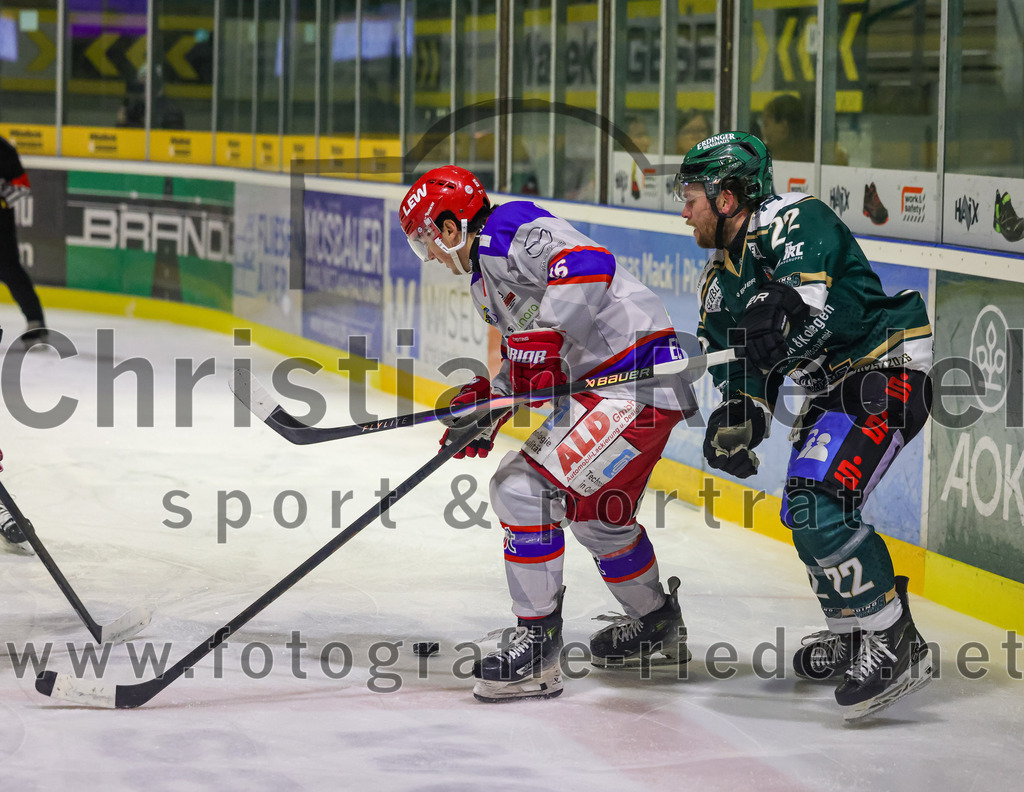 2026-02-15_036_TSV_Erding_gegen_EC_Peiting | Erding, Deutschland, 15.02.2026:Eishockey, Oberliga Süd 2025 / 2026, 47. Spieltag, TSV Erding gegen EC Peiting, Endergebnis: 4:5Carson Briere (EC Peiting, #16), Grady Hobbs (Erding Gladiators, #22)Foto: Christian Riedel / fotografie-riedel.net