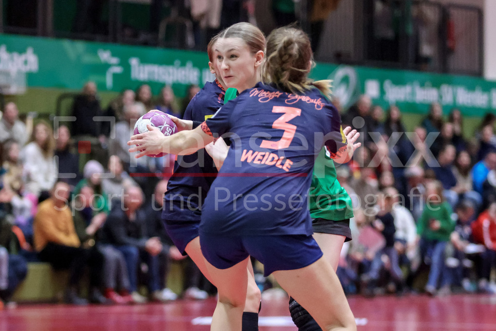 Handball, 2. Bundesliga Frauen, SV Werder Bremen - 1. FSV Mainz 05 | v.li.: Luise Albert (SV Werder Bremen, 66) beim Abwurf, am Ball, Spielszene, Aktion, Action und Anna Weidle (1. FSV Mainz 05, 3) im Zweikampf, Duell, Spielszene, Aktion, Action