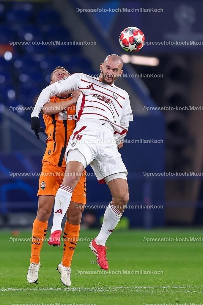 UCL22012501028 | 22.01.2025, Fußball, UEFA Champions League, Schachtar Donezk - Stade Brestois 29, Arena AufSchalke Gelsenkirchen, 7. Spieltag Saison 2024 2025: Ludovic Ajorque (Stade Brest #19) im Zweikampf gegen Valeriy Bondar (Schachtar Donezk #5)