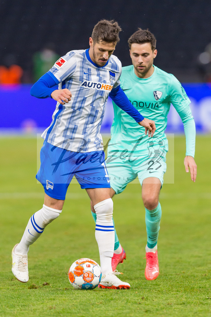 HERBOC20220204_027 | Fussball, Herren: Stevan Jovetic (Hertha BSC) und Milos Pantovic (VfL Bochum) im Zweikampf bei dem Spiel der 1. Bundesliga zwischen Hertha BSC und VfL Bochum im Olypiastadion am 04.02.2022 in Berlin, Deutschland.DFB / DFL REGULATIONS PROHIBIT ANY USE OF PHOTOGRAPHS AS IMAGE SEQUENCES AND/OR QUASI-VIDEO. - Realisiert mit Pictrs.com