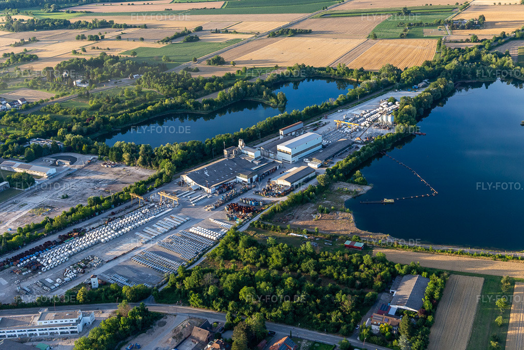 Luftbild: BERDING BETON GmbH zwischen Schäfersee und Vettersee im Ortsteil Rheinsheim in Philippsburg im Bundesland Baden-Württemberg in Deutschland. Foto: IMG_133532.jpg vom 12.07.2022 durch Werner Riehm/FLY-FOTO.deBERDING BETON
