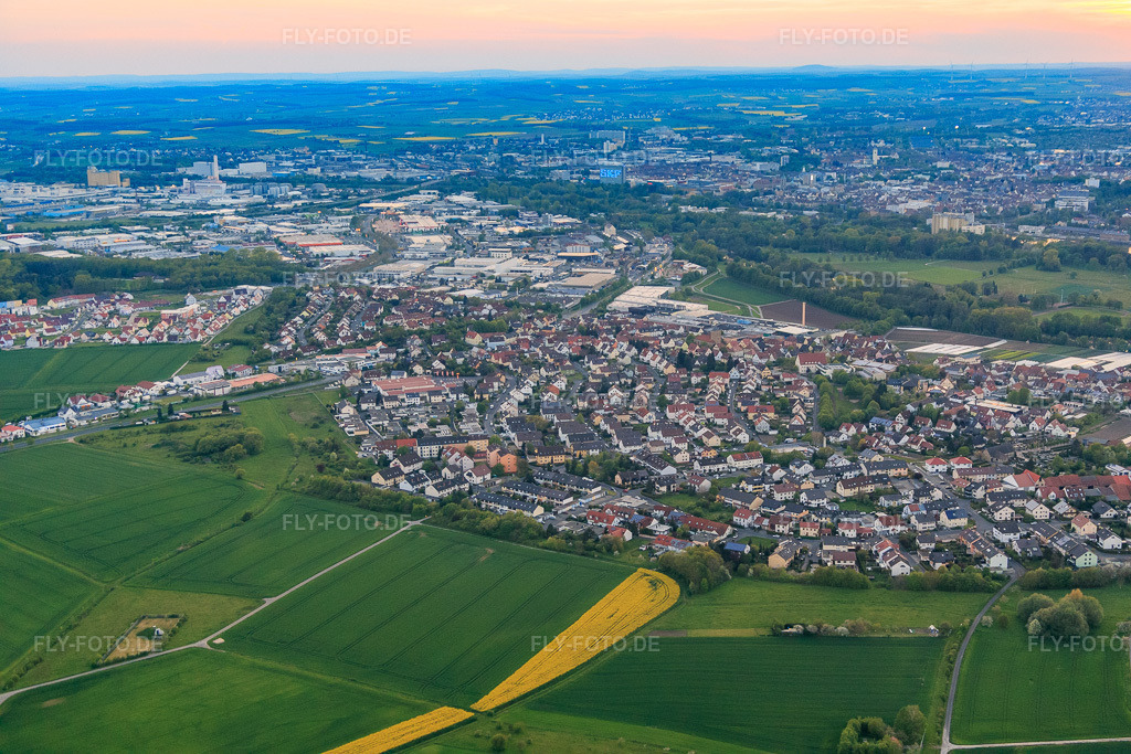 Luftbild: Ortsansicht bei Sonnenuntergang aus Osten in Sennfeld im Bundesland Bayern in Deutschland. Foto: IMG_088168.jpg vom 06.05.2016 durch Werner Riehm/FLY-FOTO.de