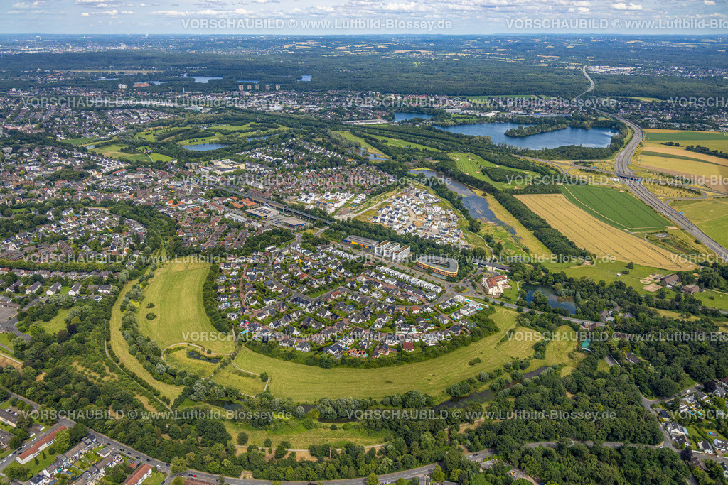 Duisburg240704407-Sued | Luftbild, Duisburg-Süd, Wohngebiet Angerbogen, Am Alten Angerbach, halbkreisförmige Neubau-Wohnsiedlung, Gewerbegebiet Xella International GmbH und Edeka E-Center Angerbogen, überdachter Bahnhof Angerbogen, hinten der Rahmer See, Huckingen, Duisburg, Ruhrgebiet, Nordrhein-Westfalen, Deutschland