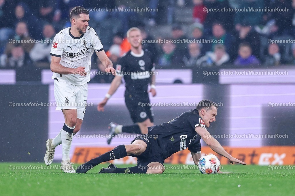BMG13032601072 | 13.03.2026, Fußball, Borussia Mönchengladbach - FC St. Pauli, 1. Fußball Bundesliga, 26.Spieltag, Borussia-Park, Saison 2025 2026: Kevin Stöger&nbsp;(Borussia Mönchengladbach #07) im Zweikampf gegen  Martijn Kaars&nbsp;(FC St.Pauli #19)  DFB regulations prohibit any use of photographs as image sequences and or quasi-video.