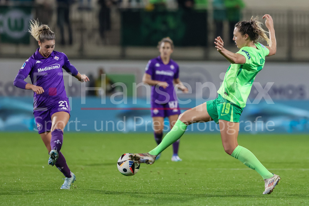 Fussball, UEFA Womens Champions League, VfL Wolfsburg - AC Florenz | v.li.: Emma Severini (AC Florenz, 21) und Fenna Kalma (VfL Wolfsburg, 19) im Zweikampf, Duell, Dynamik, Aktion, Action, Spielszene