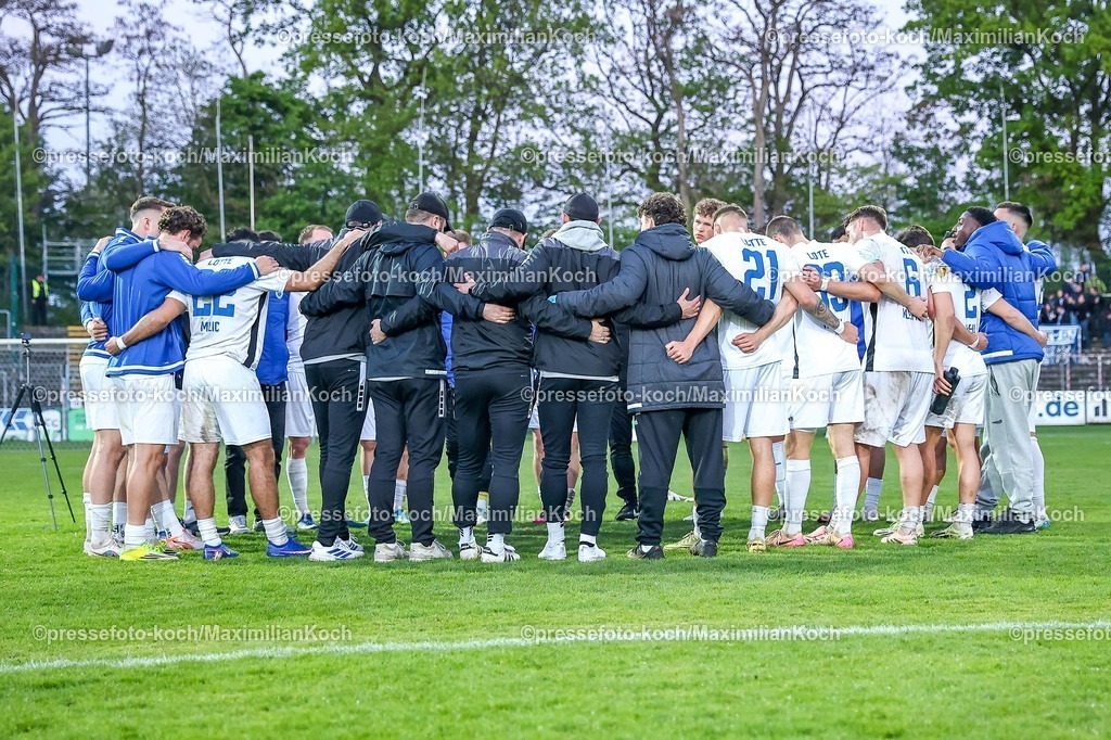 xKWIx24042601060 | 2026.04.24, xkwix, Fußball, Regionalliga West, FC Gütersloh -  Sportfreunde Lotte, Heidewaldstadion, 31.Spieltag, Saison 2025 / 2026: Die Mannschaft aus Lotte Arm in Arm im Kreis nach Abpfiff DFB regulations prohibit any use of photographs as image sequences and or quasi-video. Photo: xKamilxWilkowskixPressefotoKochx