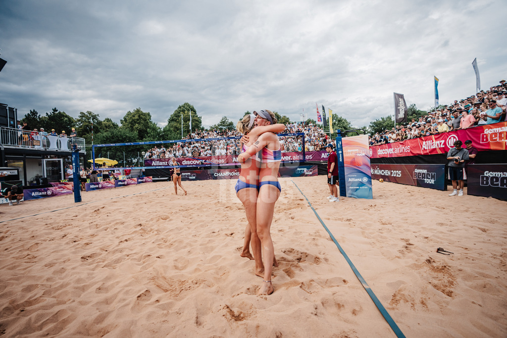 Beachvolleyball | Frauen | Allianz German Beach Tour 2025 | Tourstop München | 06.07.2025 | v.l. Karla Borger und Marie Schieder jubeln nach dem Turniersieg