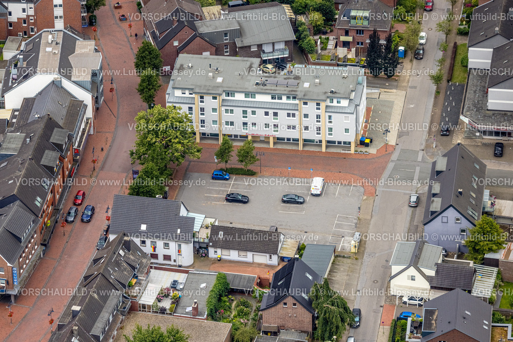 Bottrop240701672Kirchhellen | Luftbild, Alter Markt an der Hauptstraße Ecke Schulstraße, Parkplätze, Kirchhellen, Bottrop, Ruhrgebiet, Nordrhein-Westfalen, Deutschland
