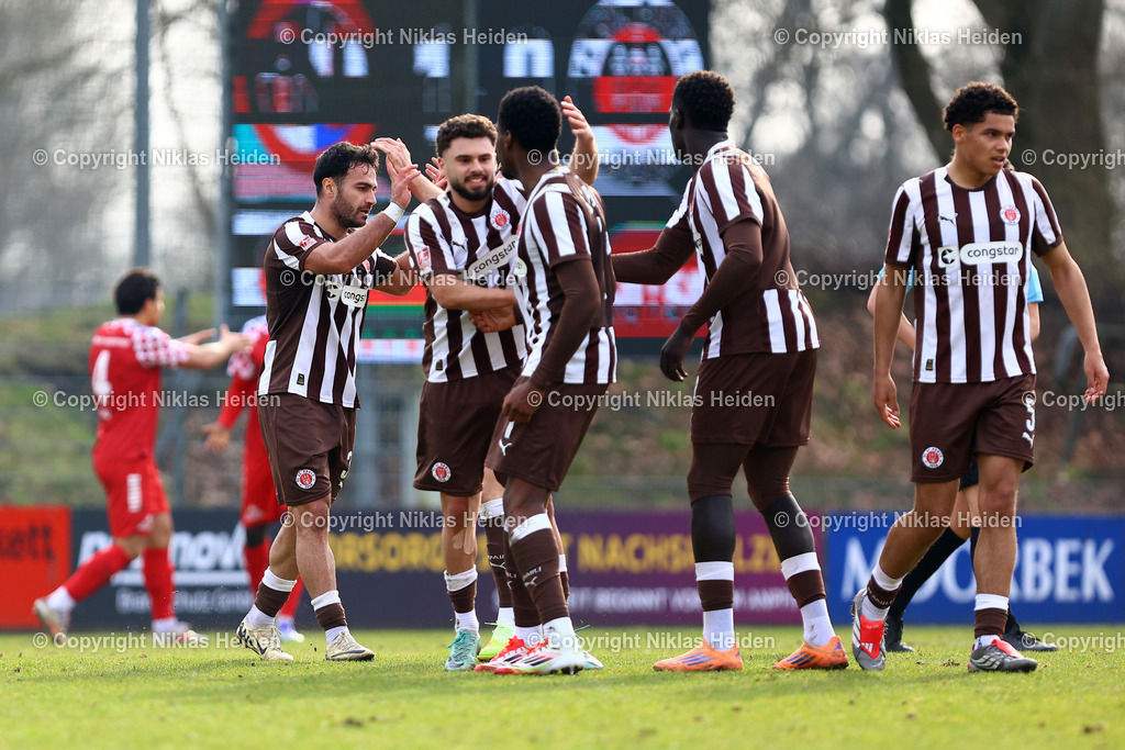 NH_FCEiintrachtNorderstedt_FCStPauliU23_RegionalligaNord_08032026 | #30 Nikky Goguadze (FC St. Pauli U23) bejubelt mit seinen Teamkollegen seinen Treffer zum 1:1.Fußball I Herren I Regionalliga Nord I Saison 2025-2026 I 25. Spieltag I FC Eintracht Norderstedt - FC St. Pauli I 08.03.2026 I Edmund-Plambeck-Stadion