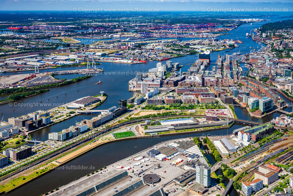 Hamburg_Oberhafen_Baakenhafen_Hafencity_ELS_0475200625 | HAMBURG 16.06.2025 Stadtansicht des Innenstadtbereiches der Hafencity am Ufer der Elbe an der Oberhafentunnel, Versmannstraße in Hamburg, Deutschland. Weiterführende Informationen bei: HafenCity Hamburg GmbH. // City view on down town der Hafencity on Ufer of Elbe on street Oberhafentunnel, Versmannstrasse in Hamburg, Germany. Further information at: HafenCity Hamburg GmbH. Foto: Martin Elsen