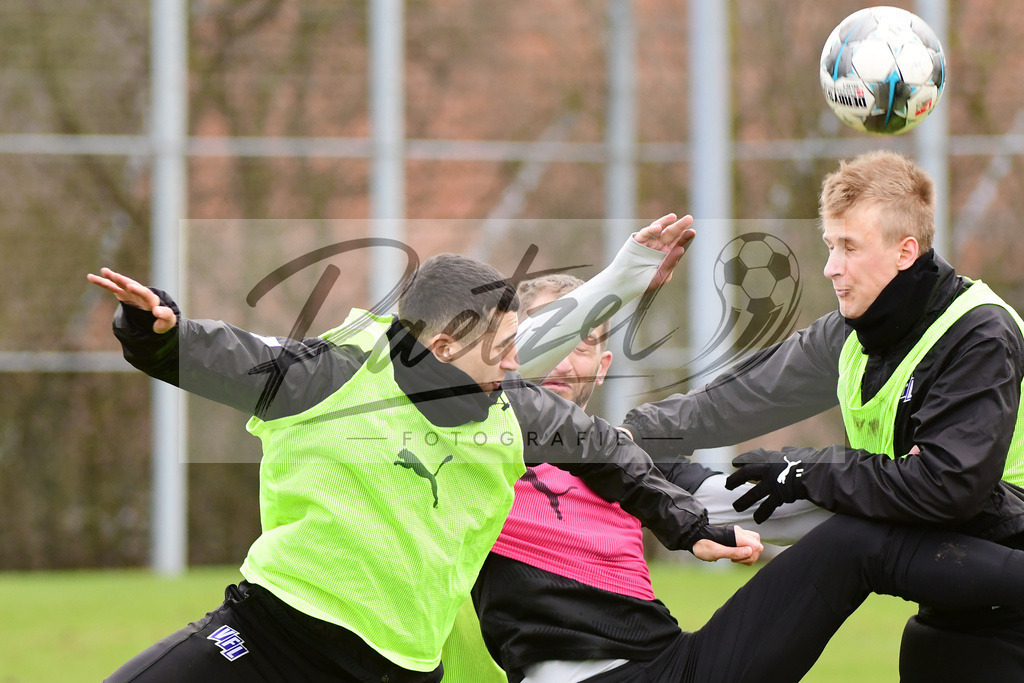 20200229_TRAOSN_0036 | Fussball, Herren: Anas Ouahim (VfL Osnabrueck), Marc Heider (VfL Osnabrueck) und Lukas Gugganig (VfL Osnabrueck) im Zweikampf waehrend der Trainingseinheit des VfL Osnabrueck im Sportpark Illoshoehe am 29.02.2020 in Osnabrueck, Deutschland. - Realisiert mit Pictrs.com