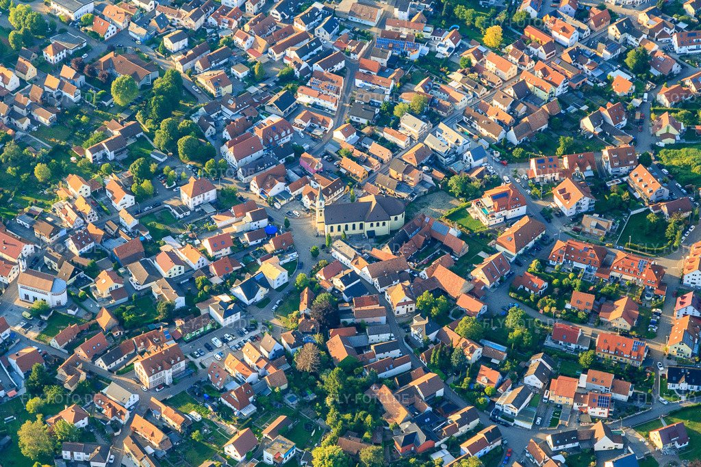 Luftbild: Kirche in der Schulstr, im Ortsteil Maximiliansau in Wörth im Bundesland Rheinland-Pfalz in Deutschland. Foto: IMG_114121.jpg vom 23.05.2019 durch Werner Riehm/FLY-FOTO.de