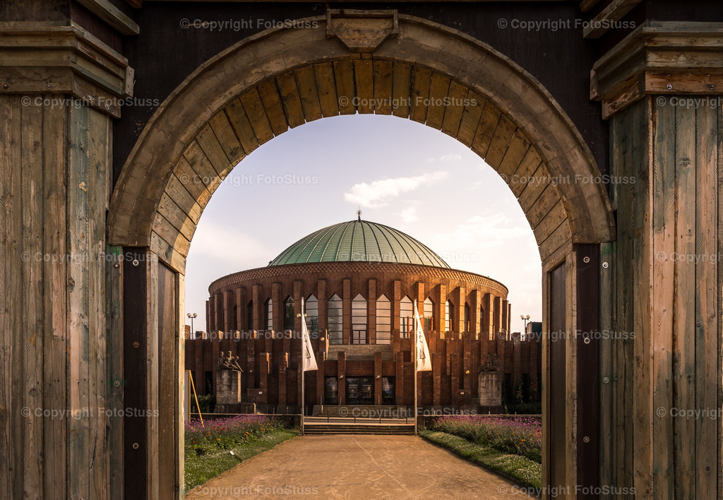 Tonhalle in Düsseldorf | Blick durch das Tor auf die Tonhalle in Düsseldorf am Rhein - Realisiert mit Pictrs.com