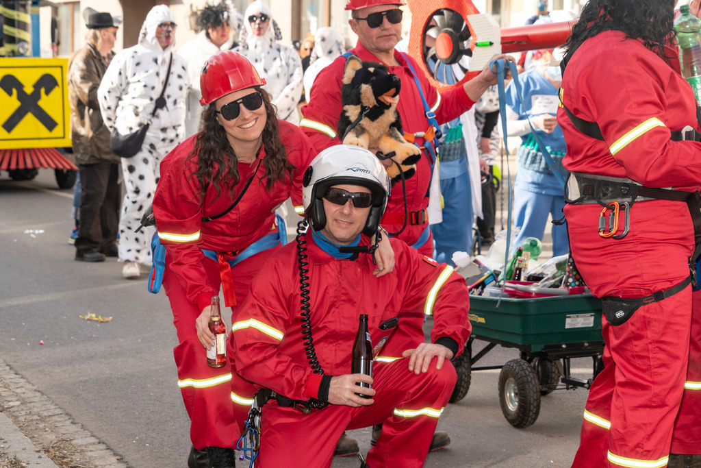 Umzug2025-114_9045 | Fotostrecke: FASCHINGSUMZUG 2025 in Loosdorf. 22 Masken(gruppen)-Teilnehmer: Loosdorfer Vereine, Wirtschaftstreibende, Gemeindeabordnungen sowie Kreditinstitute. rund 700 Besucher entlang der Hauptstrasse. Veranstaltungs-Sicherung durch Mannschaft der FF-Loosdorf mit schwerem Gerät. Maskenprämierung am EKZ-Platz durch Bgm. Thomas Vasku in den Kategorien: Bester Festwagen (Fa. gkonzept-Groissenberger; Beste Personengruppe-ASK-Loosdorf; Beste Einzelperson; Weiteste Anreise-FF Schollach;