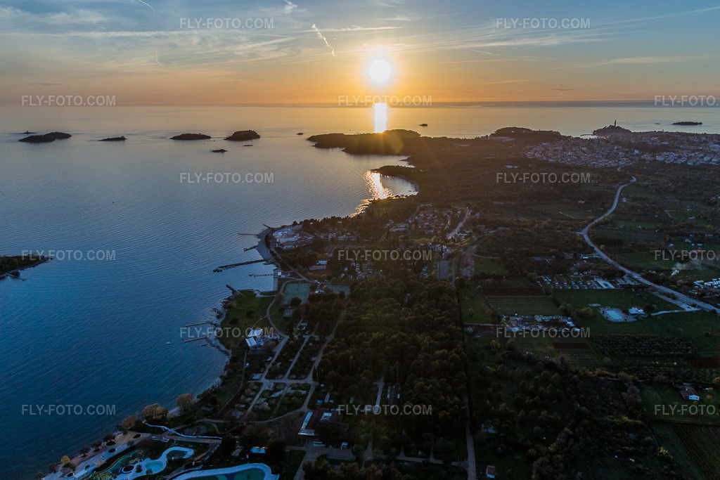 Aerial view: View of the town in Polari in the state Gespanschaft Istrien, Croatia. – Photo: IMG_106164.jpg taken on 04/13/2018 by Werner Riehm/FLY-FOTO.com – Resolution of the original: 5026 x 3351 px