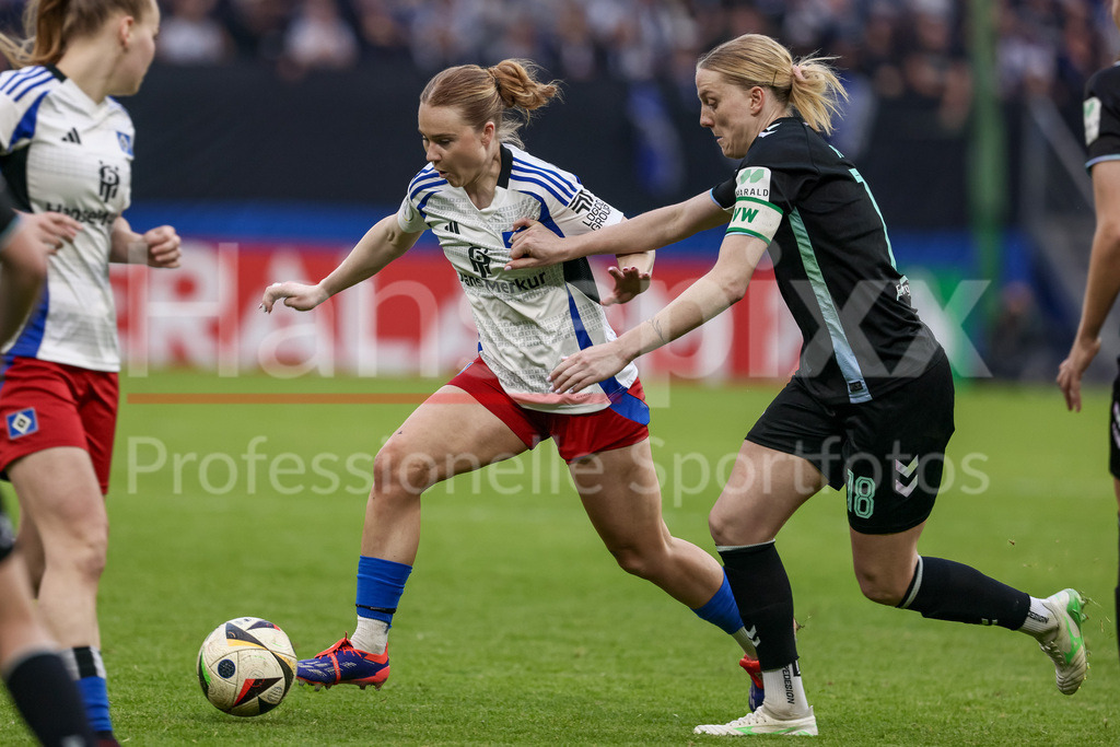 Fussball, DFB-Pokal Frauen, Hamburger SV - SV Werder Bremen | v.li.: Carla Morich (Hamburger SV, 10) und Lina Hausicke (SV Werder Bremen, 18) im Zweikampf, Duell, Dynamik, Aktion, Action, Spielszene, DIE DFB-RICHTLINIEN UNTERSAGEN JEGLICHE NUTZUNG VON FOTOS ALS SEQUENZBILDER UND/ODER VIDEOÄHNLICHE FOTOSTRECKEN. DFB REGULATIONS PROHIBIT ANY USE OF PHOTOGRAPHS AS IMAGE SEQUENCES AND/OR QUASI-VIDEO.