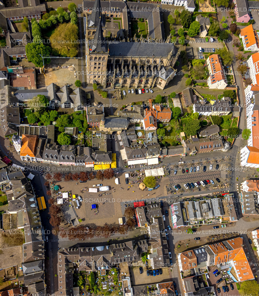 Xanten240402374 | Luftbild, kath. Kirche Dom St. Viktor in der Altstadt, Altstadt Marktplatz mit Außengastronomie, Xanten, Niederrhein, Nordrhein-Westfalen, Deutschland