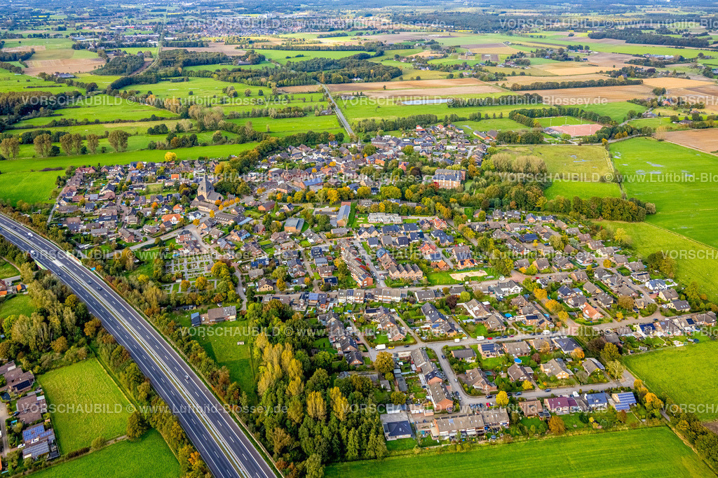 Hamminkeln241010859 | Luftbild, Wohngebiet Ortsansicht Ortsteil Ringenberg  an der Autobahn A3, Schloss Ringenberg und kath. Christus König Kirche, Wiesen und Felder, Ringenberg, Hamminkeln, Niederrhein, Nordrhein-Westfalen, Deutschland