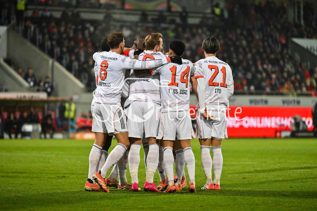 1. FC Heidenheim - FC Bayern München | HEIDENHEIM, GERMANY - 21. DECEMBER: Jubel der Bayern nach dem Treffer zum 0-1 durch Josip STANISIC (FC Bayern Munich 44) / Tor / Torschuetze / Freude / Happy / während dem Bundesligamatch zwischen dem 1. FC Heidenheim und dem FC Bayern München am 15. Spieltag in der Voith-Arena / DFL REGULATIONS PROHIBIT ANY USE OF PHOTOGRAPHS AS IMAGE SEQUENCES AND/OR QUASI-VIDEO