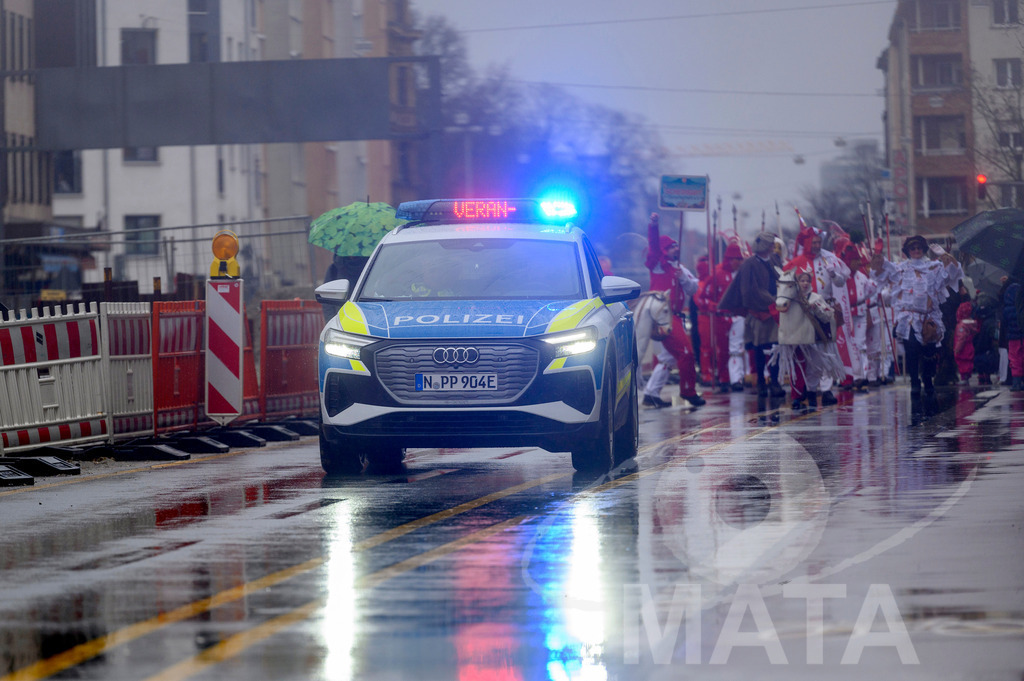 _DWA2307 | Trotz Nieselregen schlängelte sich der „Gaudiwurm“ am Sonntag durch die Nürnberger Innenstadt an tausenden Faschingsfans vorbei.  Nürnberg, 11.02.2024 - Realisiert mit Pictrs.com