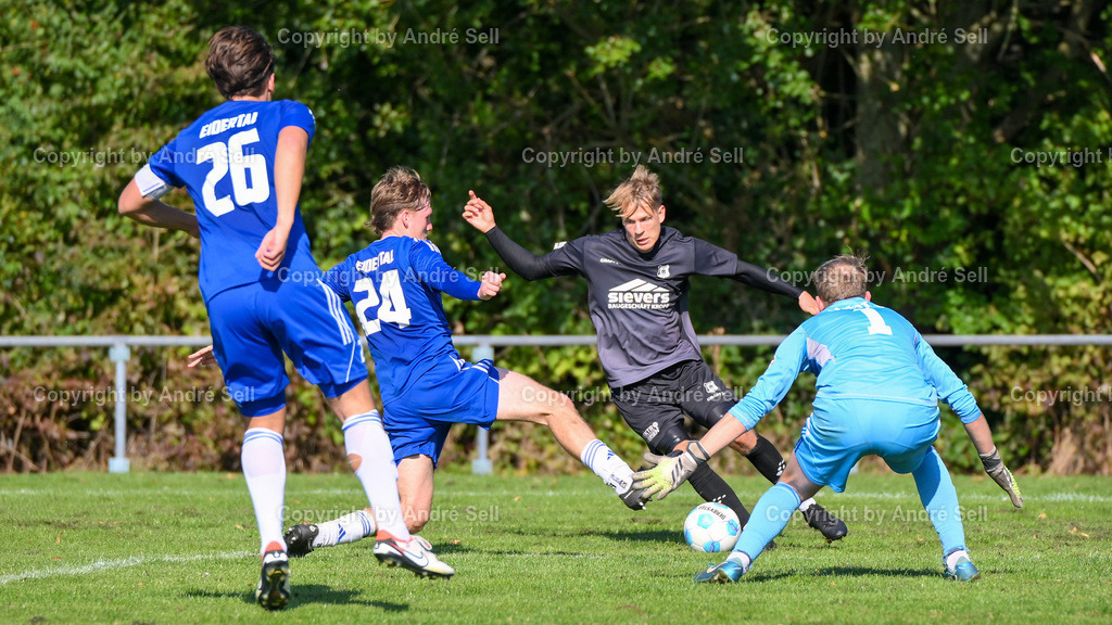 SpVg Eidertal Molfsee vs Eckernförder SV | Marco Wiegand (Molfsee #26) &amp; Johannes Kristen (Molfsee #24) &amp; Fynn Mohr (Molfsee #1) vs Henrik Stöterau (ESV #25) / Fußball-Landesliga Schleswig Männer 2025/2026 / SpVg Eidertal Molfsee vs Eckernförder SV / Platz A / Molfsee / 27.09.25 - Realisiert mit Pictrs.com