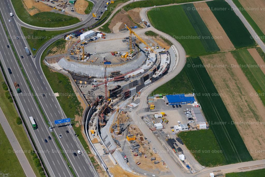 4045729 | STUTTGART 31.05.2021 Neubau- und Umbau- Baustelle der Streckenführung und Fahrspuren im Verlauf der Autobahn- Abfahrt und Zufahrt der BAB A8 in Zuge des Baus des Flughafentunnel im Ortsteil Plieningen in Stuttgart im Bundesland Baden-Württemberg, Deutschland. Im Rahmen des Umbaus der Anschlussstelle Plieningen werden neue Aus- und Einfahrrampen mit Unterfahrung der Neubaustrecke gebaut. Weiterführende Informationen bei: CDM Smith Consult GmbH,  Die Autobahn GmbH des Bundes,  Ed. Züblin AG,  STRABAG AG. // Construction site of routing and traffic lanes during the highway exit and access the motorway A 8 in the district Plieningen in Stuttgart in the state Baden-Wuerttemberg, Germany. Further information at: CDM Smith Consult GmbH,  Die Autobahn GmbH des Bundes,  Ed. Zueblin AG,  STRABAG AG. Foto: Gerhard Launer