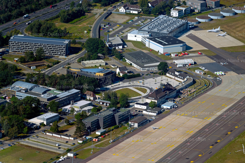 4034887 | BRAUNSCHWEIG 31.07.2020 Start- und Landebahnen mit Rollwegen Hangaranlagen und Terminals auf dem Gelände des Flughafen im Ortsteil Waggum in Braunschweig im Bundesland Niedersachsen, Deutschland. Weiterführende Informationen bei: Braunschweig Zukunft GmbH,  Flughafen Braunschweig-Wolfsburg GmbH. // Runway with hangar taxiways and terminals on the grounds of the airport in the district Waggum in Brunswick in the state Lower Saxony, Germany. Further information at: Braunschweig Zukunft GmbH,  Flughafen Braunschweig-Wolfsburg GmbH. Foto: Gerhard Launer
