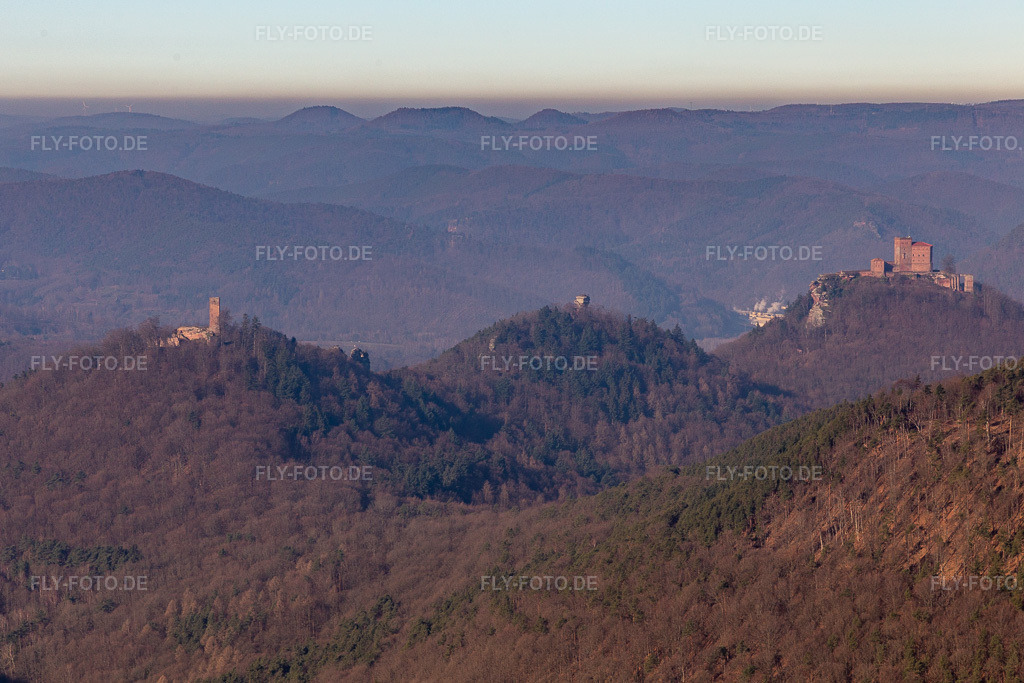 Luftbild: Trifels, Anebos und Scharfenberg in Annweiler am Trifels im Bundesland Rheinland-Pfalz in Deutschland. Foto: IMG_120033.jpg vom 07.02.2020 durch Werner Riehm/FLY-FOTO.de