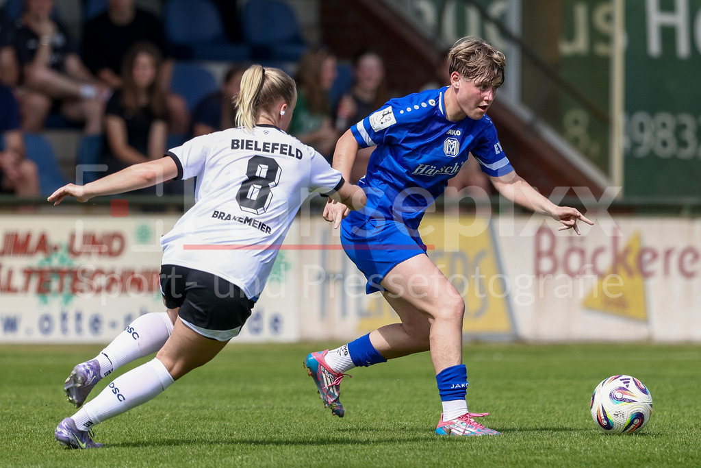 Fussball, Testspiel Frauen, SV Meppen - DSC Arminia Bielefeld | v.li.: Fabienne-Chiara Brakemeier (DSC Arminia Bielefeld, 8) und Lea Mauly (SV Meppen, 19) im Zweikampf, Duell, Dynamik, Aktion, Action, Spielszene