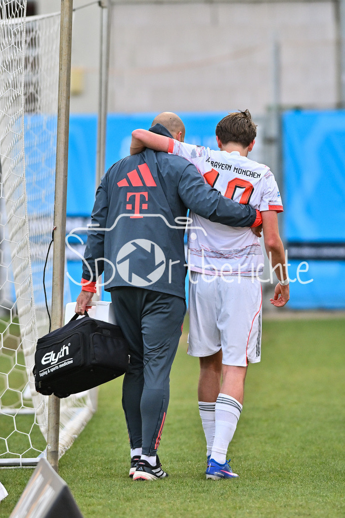 FC Würzburger Kickers - FC Bayern Amateure | WÜRZBURG, DEUTSCHLAND - 10. APRIL: der verletzte Guido DELLA ROVERE (FC Bayern München II 10) muss vom Platz geführt werden während dem Match zwischen dem FC Würzburger Kickers und den Amateuren des FC Bayern München am 28. Spieltag der Regionalliga Bayern in der AKON Arena