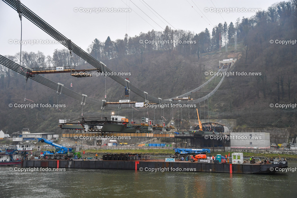 Westring A26_ erster Brueckenteil Westringbruecke_ 01.12.2022-35 | 01.12.2022, Westring A26, AUT, Westring A26, erster Brueckenteil Westringbruecke, im Bild Transportschiff mit Brueckenteil auf der Donau