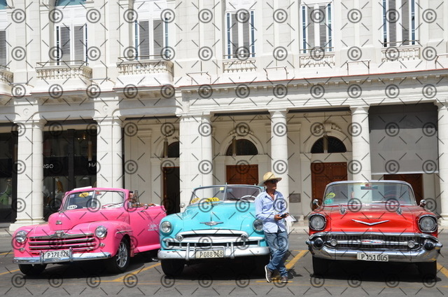 RGE_2349 | Ein Taxifahrer wartet in Havanna mit seinem Oldtimer auf Touristen.  Fotograf: Ralf Gebhardt - Realisiert mit Pictrs.com