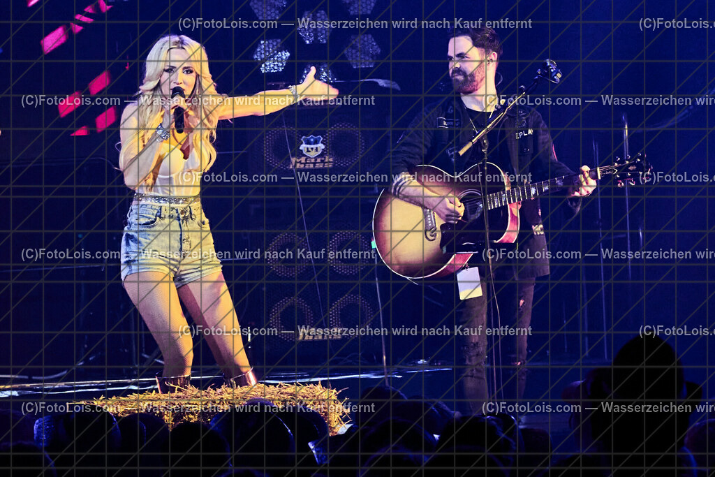 ALP4750_BergBauernTour-Konzert_Naschenweng Melissa | (C)FotoLois.com, Alois Spandl, BergBauernTour 2023 - Melissa Naschenweng, Tourstop in Wieselburg, Konzert im NV-Forum Wieselburg, Sa 8. April 2023.