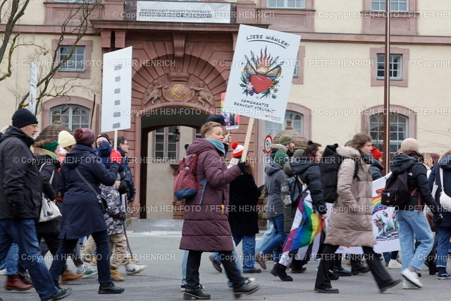 Kundgebung gegen Rechts | 15.02.2025 Kundgebung und Demonstration der CSD Bewegung mit AUFRUF GEGEN HASS UND HETZE gegen Minderheiten auf dem Friedensplatz in der Innenstadt Darmstadts im Zusammenhang mit Bundestagsabstimmung zum Antrag und Gesetz der CDU zur Migration Asylrecht im Bundestagswahlkampf Bundestagswahl 2025 sowie dem Rechtsruck inerhalb der Gesellschaft. Gegen Nazis und Rechtsextremismus. (Foto: Peter Henrich) - Realisiert mit Pictrs.com
