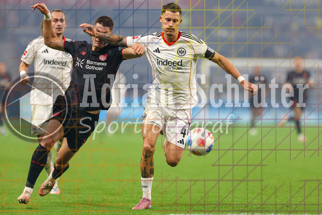 Bayer 04 Leverkusen vs Eintracht Frankfurt - Bundesliga  | Leverkusen, Deutschland, 12.09.25:   Patrick Schick (Bayer 04 Leverkusen) und Robin Koch (Eintracht Frankfurt) im Kampf um den Ball waehrend des Spiels der Bundesliga zwischen  Bayer 04 Leverkusen vs Eintracht Frankfurt in der BayArena(Foto von Brauer-Fotoagentur / Adrian Schlueter)