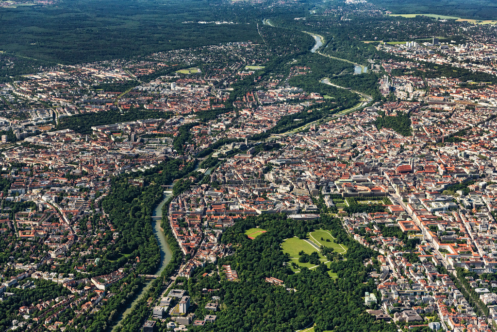 dr__0065306.jpg | MüNCHEN 15.06.2021 Stadtansicht am Ufer des Flußverlaufes der Isar in München im Bundesland Bayern, Deutschland. // City view on the river bank of the river Isar in Munich in the state Bavaria, Germany. Foto: Daniel Reiter