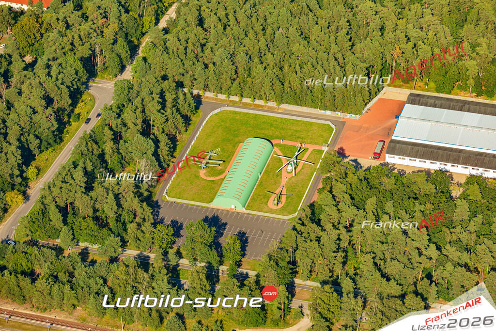 Klassische Luftaufnahme ohne Drohne zeigt:Oldtimer Museum bei Binz - Die Luftbildaufnahme wurde 2025 vom UL-Flugzeug heraus erstellt ( keine Drohnenaufnahme ) - Hochauflösende Luftaufnahme -Nicht vergleichbar mit Google Maps oder Satelittenbilder- Die Geschenkidee !Mit Lizenz und Bildrechte bestellbar