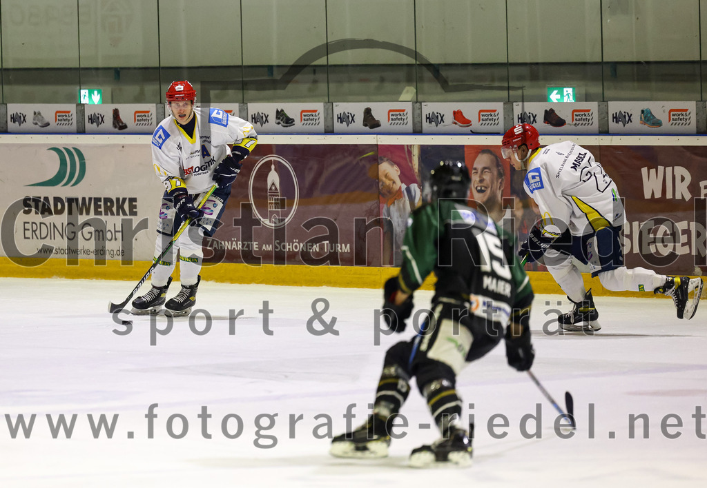 2023-01-06_077_TSV_Erding_gegen_ERV_Schweinfurt | Erding, Deutschland, 06.01.2023:
Eishockey, Bayernliga 2022 / 2023, 26. Spieltag, TSV Erding gegen ERV Schweinfurt, Endergebnis: 7:3

Kevin Marquardt (ERV Schweinfurt, #97), Elias Maier (Erding Gladiators, #15)

Foto: Christian Riedel / fotografie-riedel.net