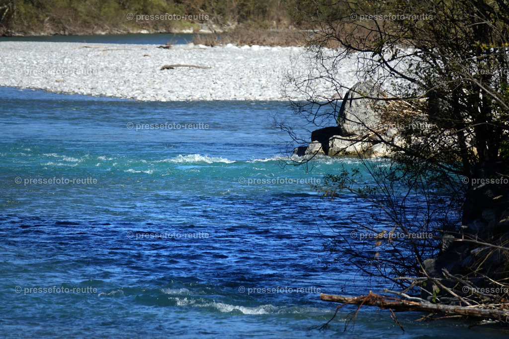 welltvi-Lechfluss-Herbst_14Okt2017-Weissenbach_DSC00079 | Info aus dem Bezirk Reutte/Ausserfern Tirol sowie eine umfangreiche Bilddatenbank über die gesamte Region: Lechtal, Talkessel Reutte, Tannheimertal, Zwischentoren. Lech, Plansee, Zugspitze, Grenztunnel, B179, Fernpassstraße, Verkehr, Lawinen, Tradition, - Realisiert mit Pictrs.com