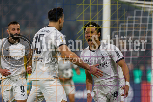 Borussia Mönchengladbach vs Karlsruher SC - DFB-Pokal 2. Runde | Mönchengladbach, Deutschland, 28.10.25:   Shuto Machino (Borussia Mönchengladbach) Torjubel, jubelt Haris Tabakovic (Borussia Mönchengladbach) Mannschaft nach dem Treffer zum 1:0 waehrend des Spiels der DFB-Pokal 2. Runde zwischen Borussia Mönchengladbach vs Karlsruher SC im Stadion im Borussia Park(Foto von Brauer-Fotoagentur / Adrian Schlueter)