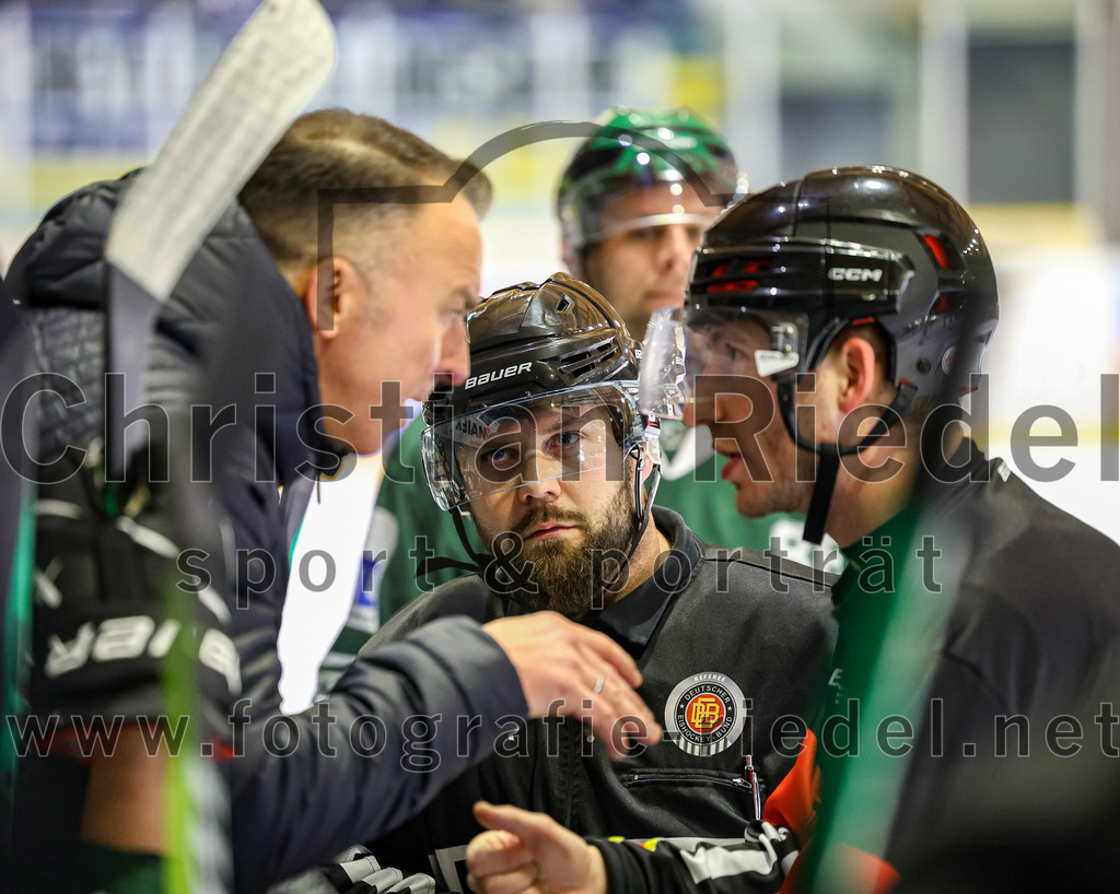 2024-01-26_061_TSV_Erding_gegen_HC_Landsberg | Erding, Deutschland, 26.01.2024:
Eishockey, Bayernliga Vorrunde 2023 / 2024, 28. Spieltag, TSV Erding gegen HC Landsberg, Endergebnis: 6:2

Teamchef Thomas Daffner (Erding Gladiators)

Foto: Christian Riedel / fotografie-riedel.net