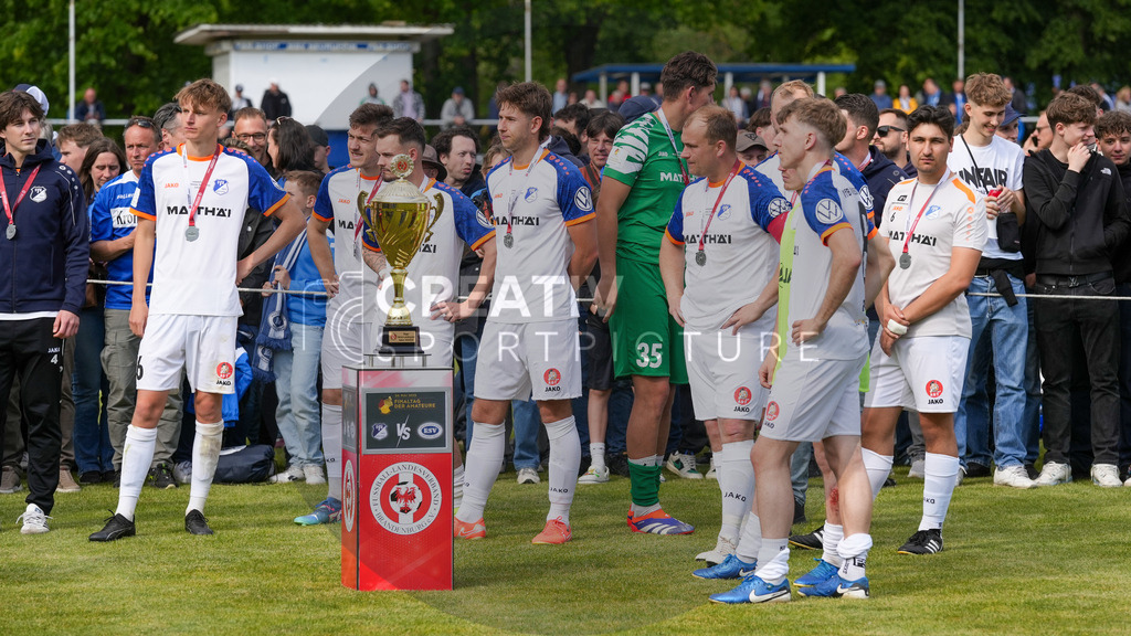 Fußball, Herren, Saison 2024/2025, Finaltag der Amateure 2025, Landespokal Brandenburg, Finale, VfB 1921 Krieschow vs. RSV Eintracht 1949, Samstag 24.05.2025, Volksparkstadion Neuruppin, | Fußball, Herren, Saison 2024/2025, Finaltag der Amateure 2025, Landespokal Brandenburg, Finale, VfB 1921 Krieschow vs. RSV Eintracht 1949, Samstag 24.05.2025, Volksparkstadion Neuruppin, Im Bild: Die enttäuschten Spieler des VfB Krieschow stehen vor dem Pokal des Brandenburger Landespokals - Realisiert mit Pictrs.com