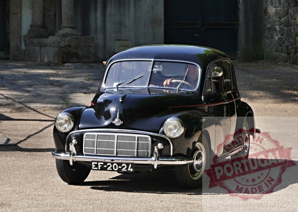 Morris Minor black vintage car driving on road | Black Morris Minor classic car driving on a sunny day - Realisiert mit Pictrs.com