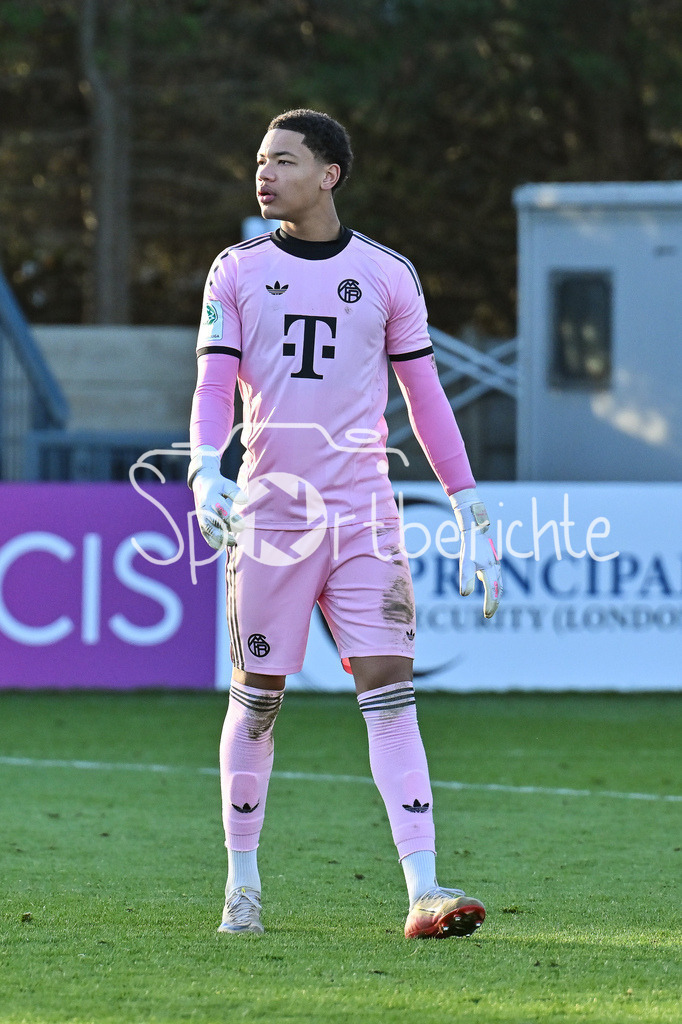 Arsenal London U19 - FC Bayern München U19 | BOREHAMWOOD, ENGLAND - 26. NOVEMBER: Im Bild Leonard PRESCOTT (FC Bayern München U19 1) / Einzelfoto / Freisteller beim Ligaspiel zwischen der U19 von Arsenal London und der U19 des FC Bayern München am 5. Spieltag der UEFA Youth League im Meadow Park am 26.11.2025